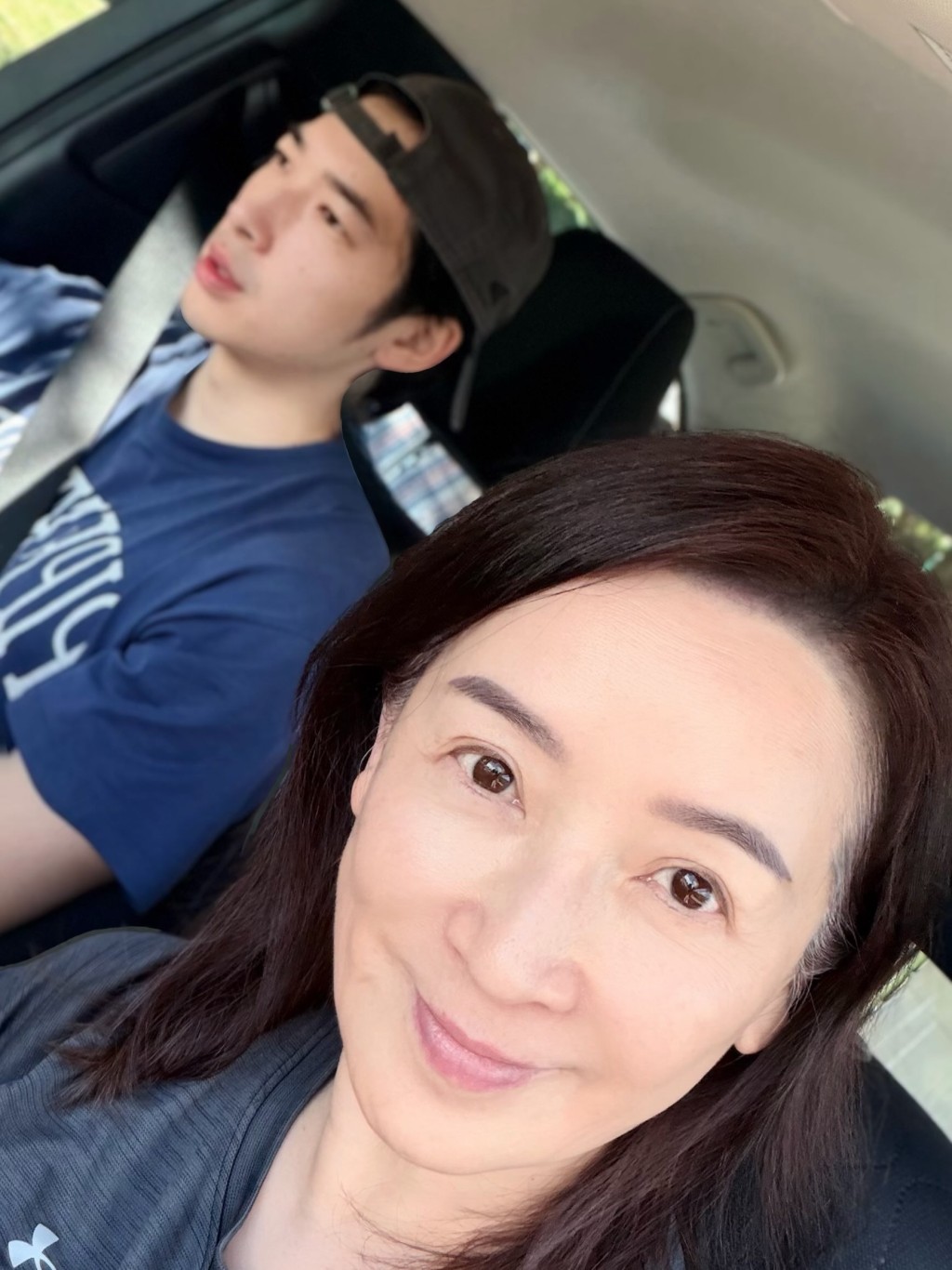 龔慈恩分享與兒子林卓毅的溫馨自拍,母子一同遊車河。