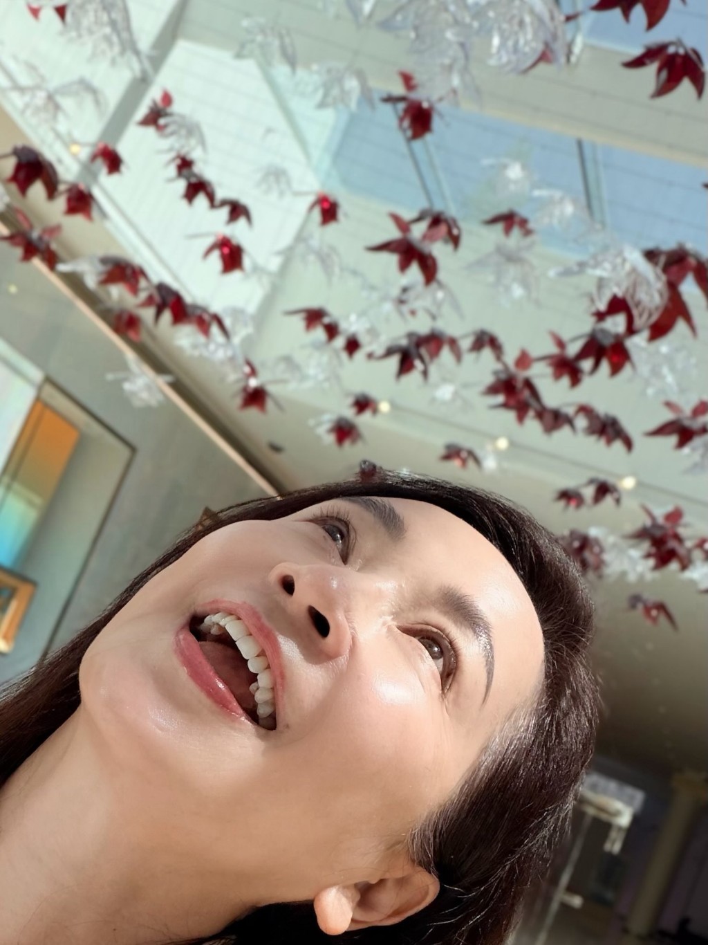 龔慈恩近鏡自拍,皮膚緊緻,難以看出真實年齡。