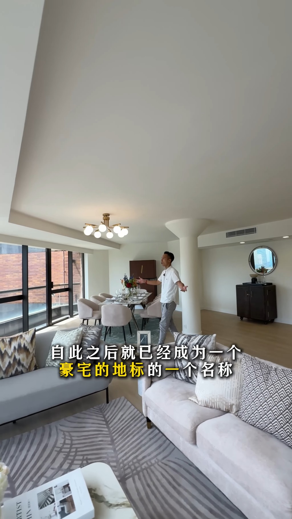 客廳位置可放置兩張梳化。(YouTube頻道「呂米高房產」截圖)
