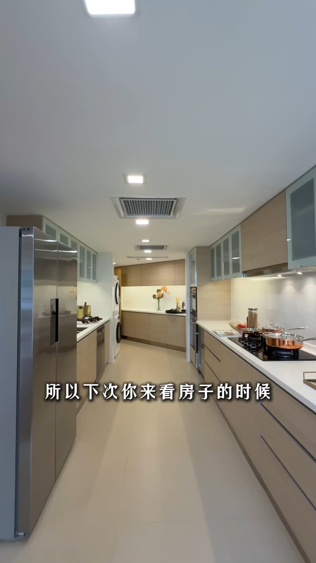 廚房採用長形設計。(YouTube頻道「呂米高房產」截圖)