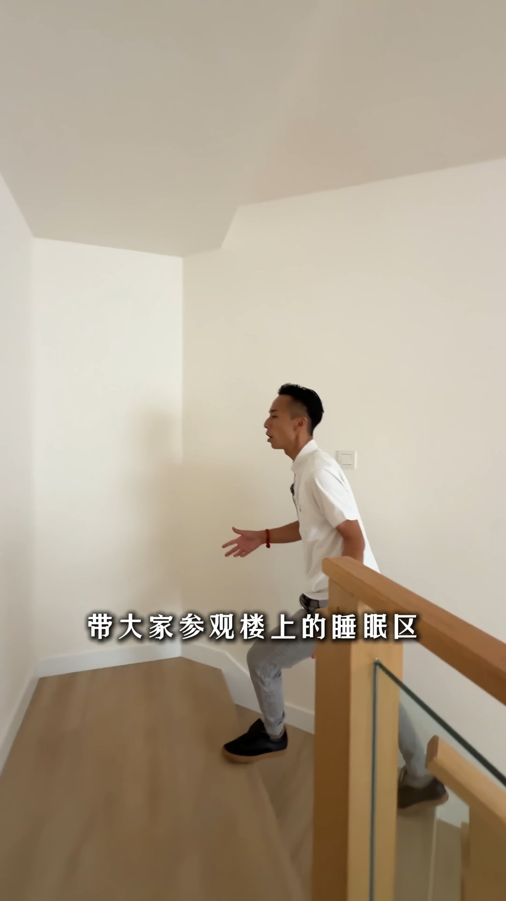 有樓梯通往二樓。(YouTube頻道「呂米高房產」截圖)