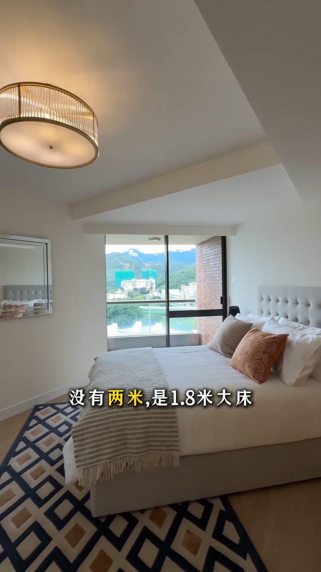 書房的洗手間可通往客房。(YouTube頻道「呂米高房產」截圖)