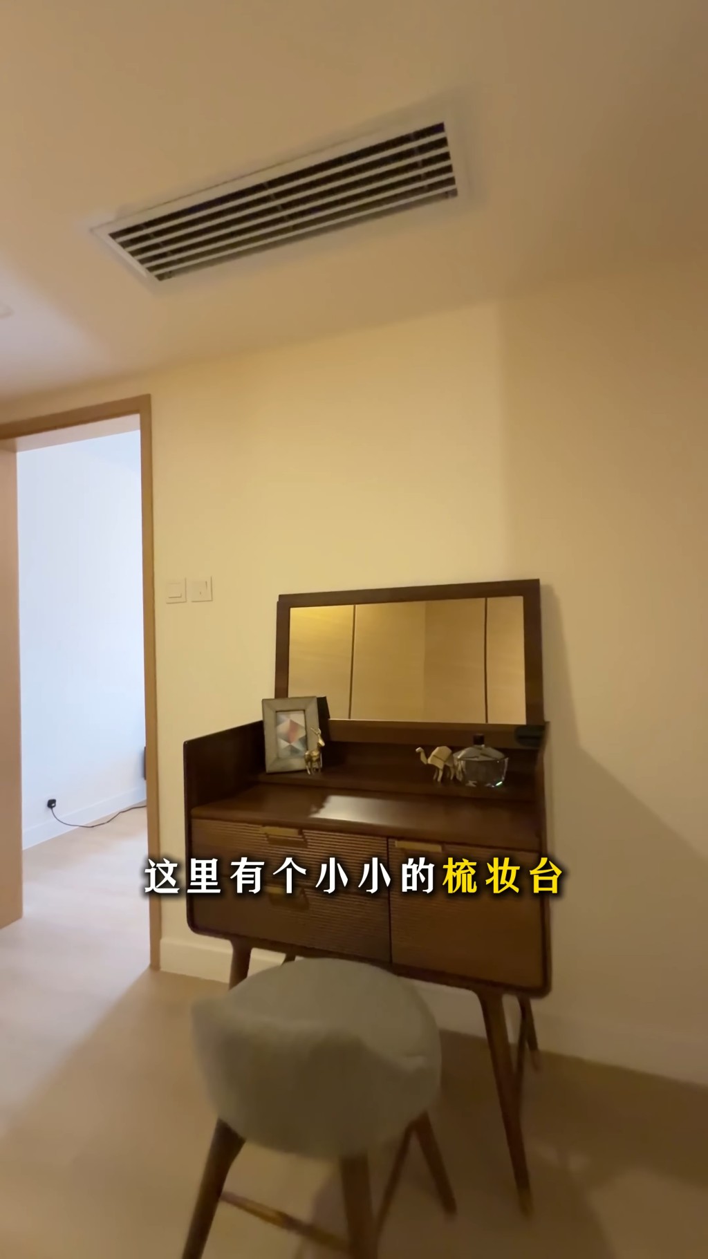 房內有梳妝枱。(YouTube頻道「呂米高房產」截圖)