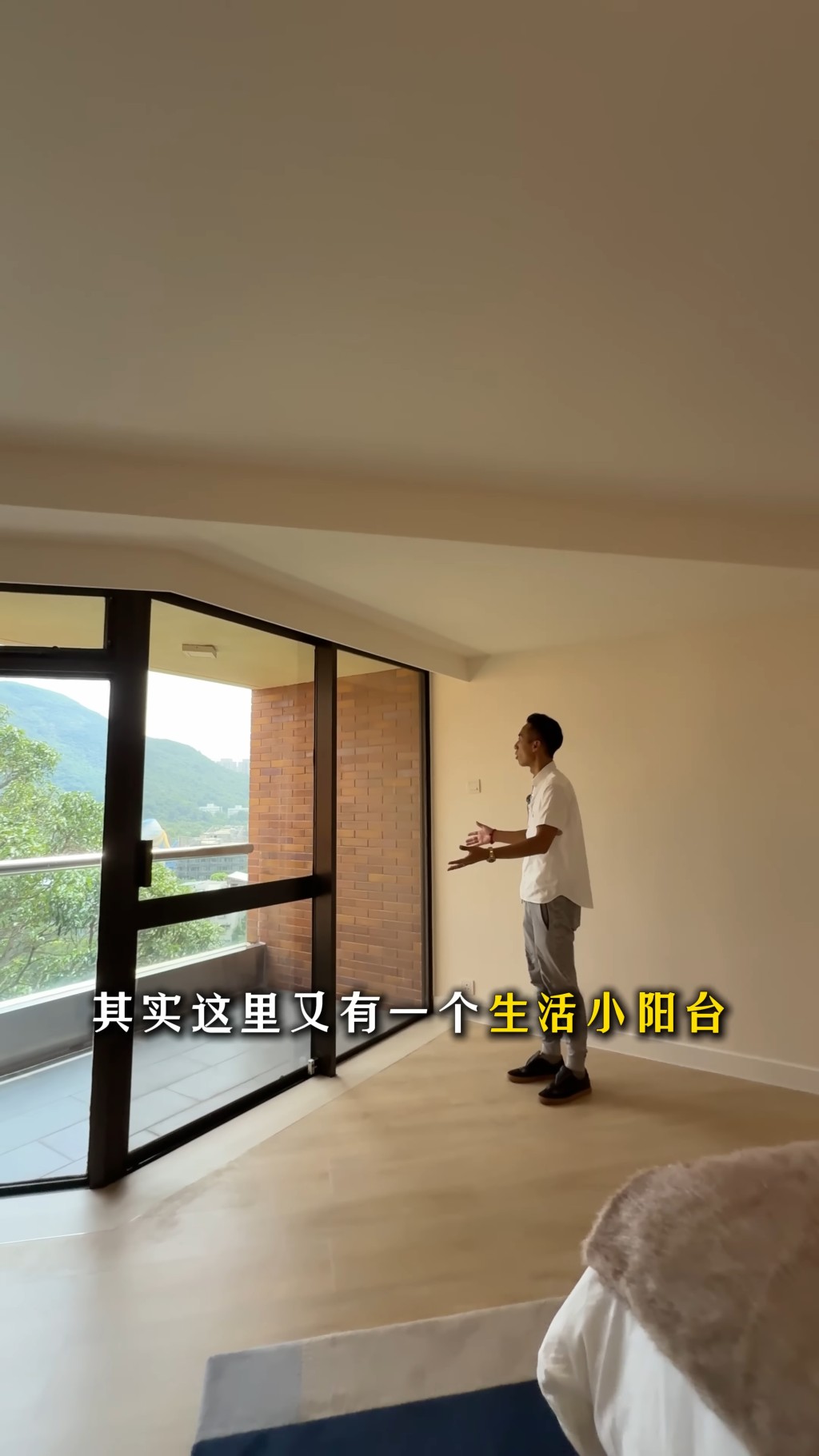主人房同樣設有露台。(YouTube頻道「呂米高房產」截圖)