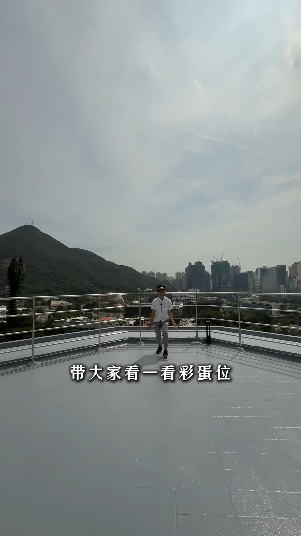 二樓可通往天台。(YouTube頻道「呂米高房產」截圖)