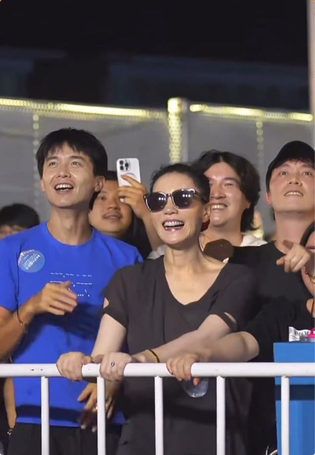 王菲在音樂節當日,身旁身穿藍衫的男性友人是Ryan。