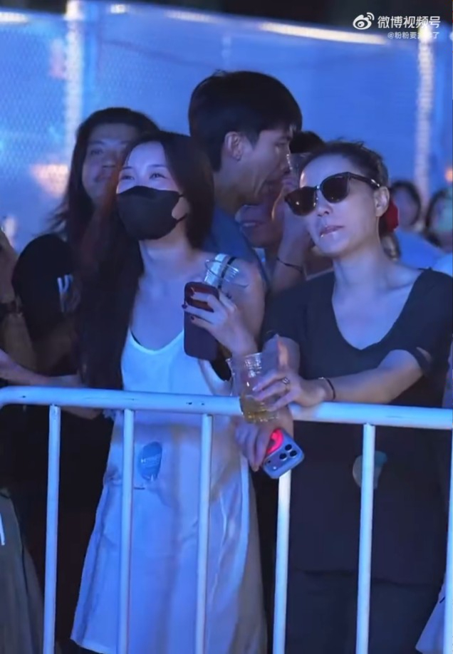 王菲與細女李嫣在音樂節現場觀看得十分投入。