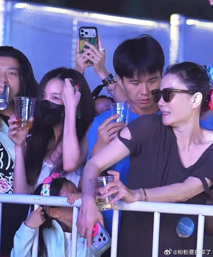 王菲的友人在場內被指對多位女性有越界行為。
