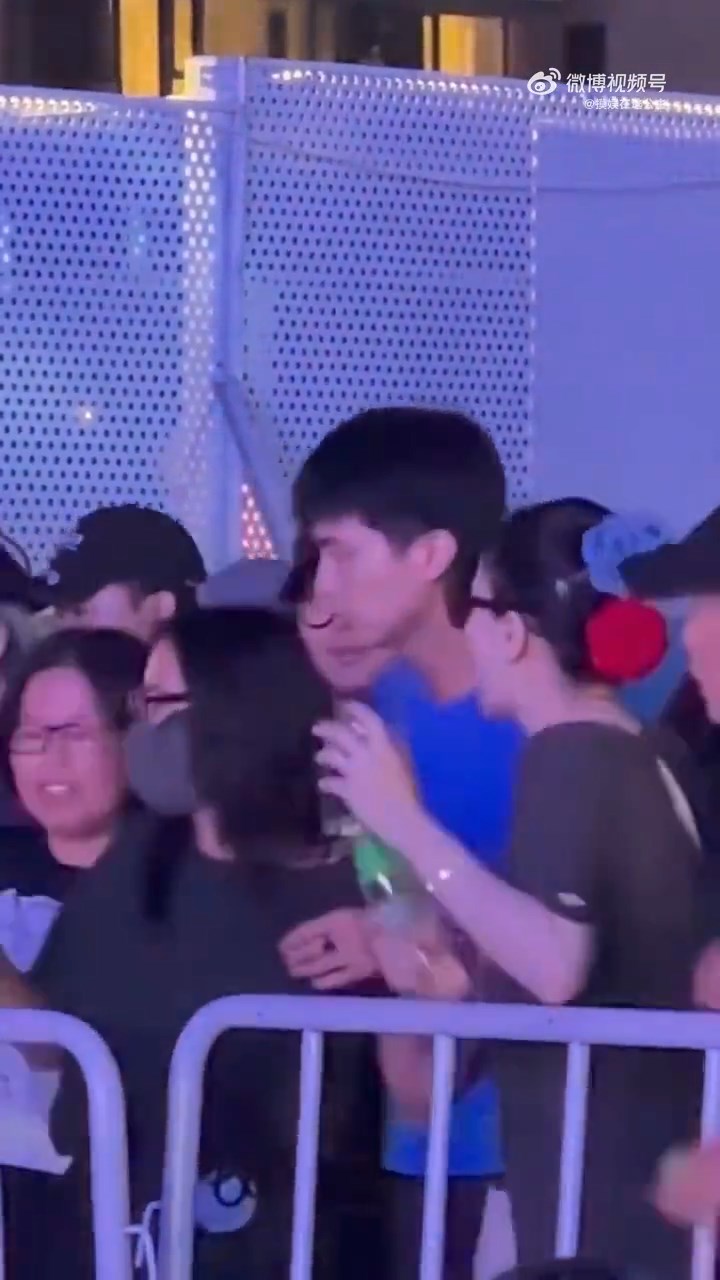 王菲伸手拉開陳粒。