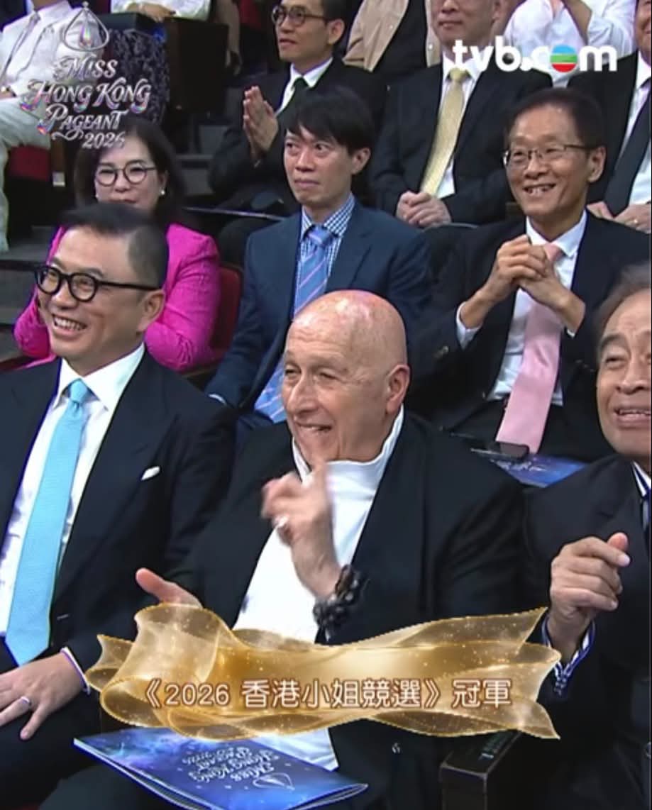 盛智文在台下舉起1號手勢，支持袁絲珩。