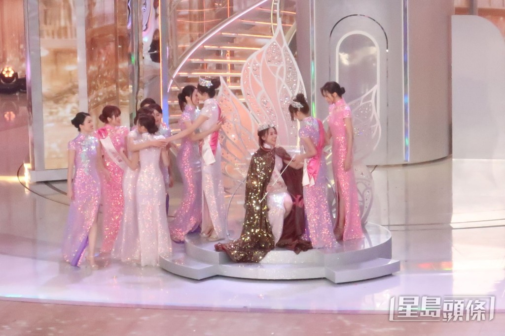 似乎沒有人上前與袁絲珩擁抱祝賀？