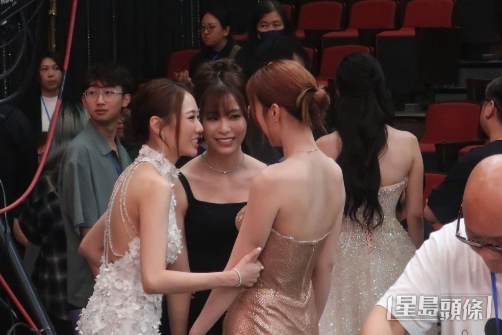 《女神配對計劃2》的俞可程、何沛珈、阮嘉敏相談甚歡。