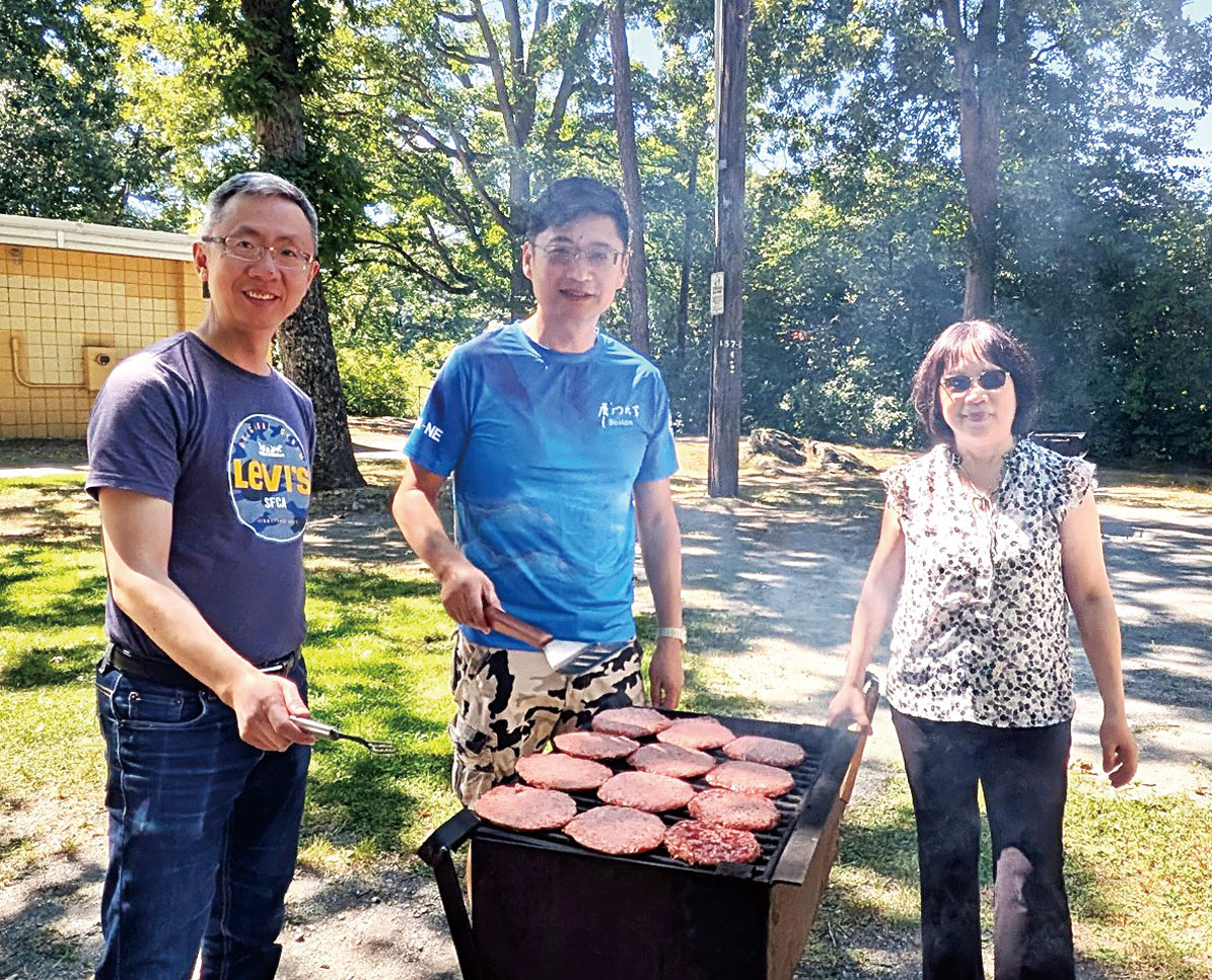 黃埜會長（中）同校友們一同燒烤。