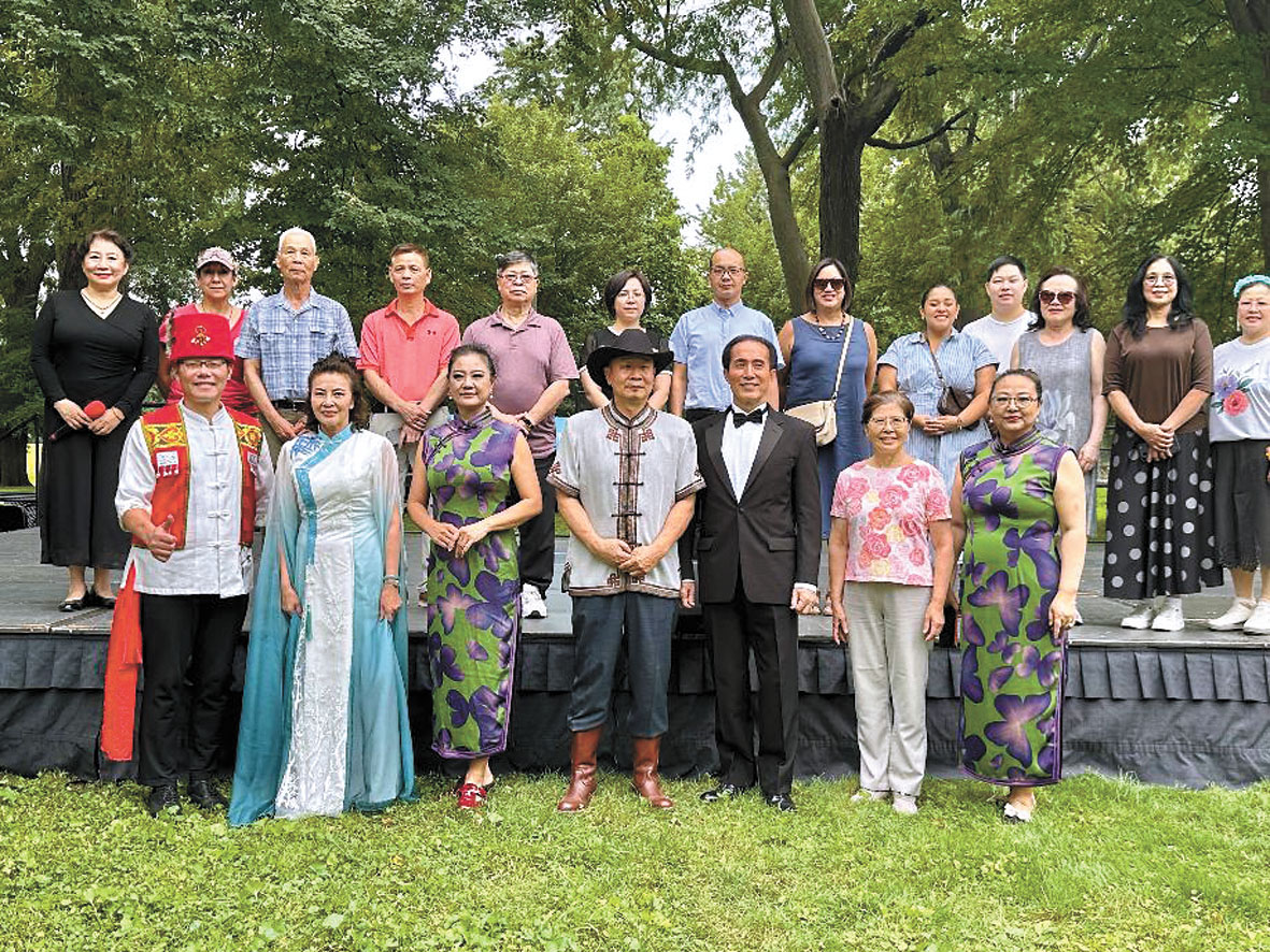 第五屆「舞月歌秋」 29日在麥金利公園盛大舉行，劉曄團長（後左1）、中國駐芝加哥總領館文化組組長張麗偉（後左7）、白楊領事（後左6）及嘉賓們合影留念。梁敏育攝