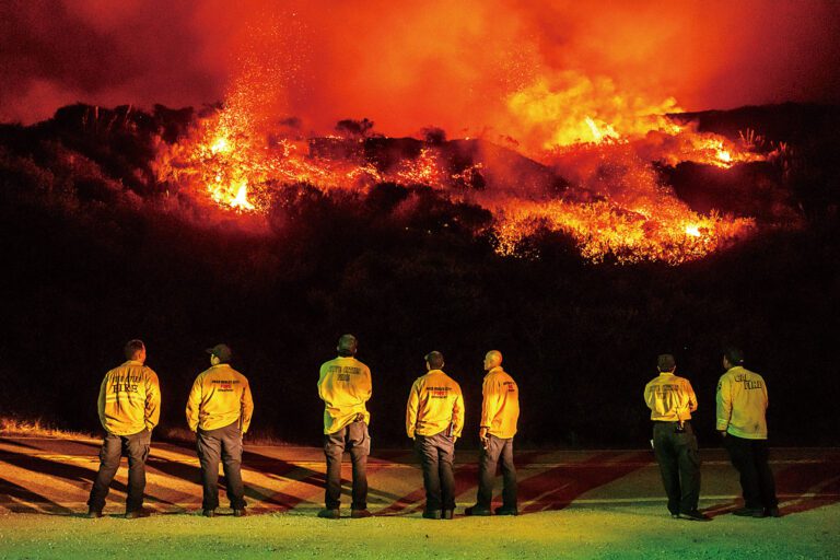 消防員觀察中加大蘇爾地區爆發的普拉斯基特山火（Plaskett Fire）火情。美聯社