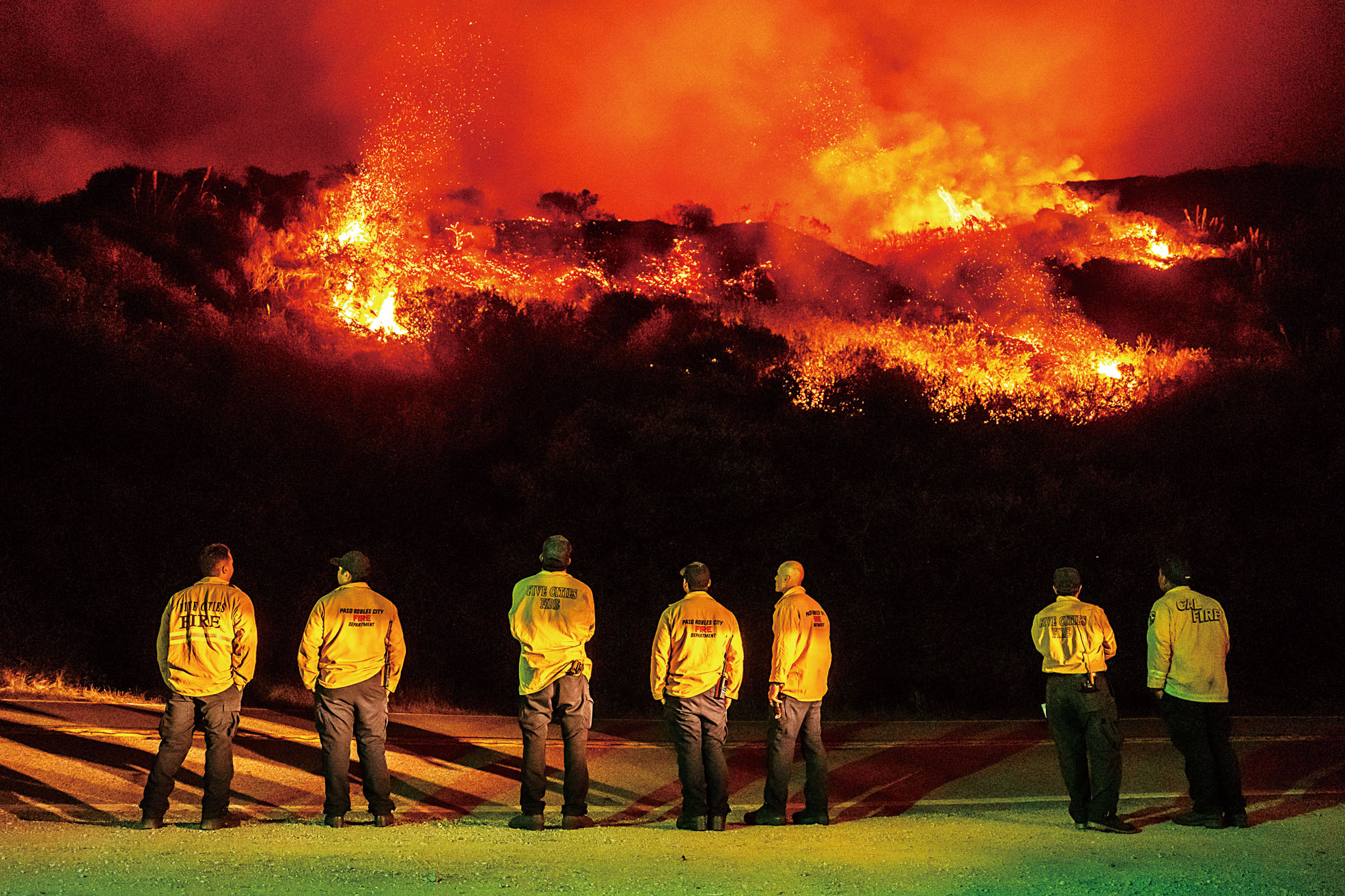 消防員觀察中加大蘇爾地區爆發的普拉斯基特山火（Plaskett Fire）火情。美聯社