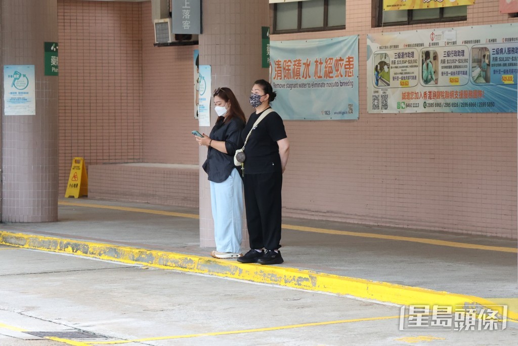 梅啟明與被稱為紅顏知己的恩恩一同在場(左)。