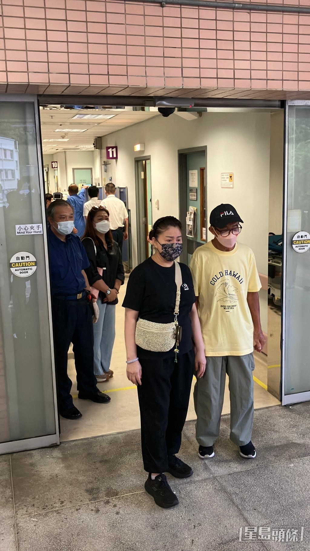 梅啟明帶著泰籍女子會見記者。