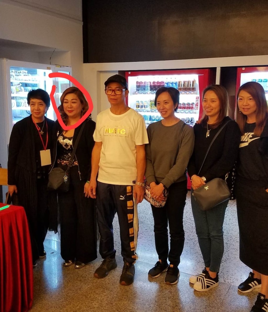 梅啟明與恩恩並肩而立。