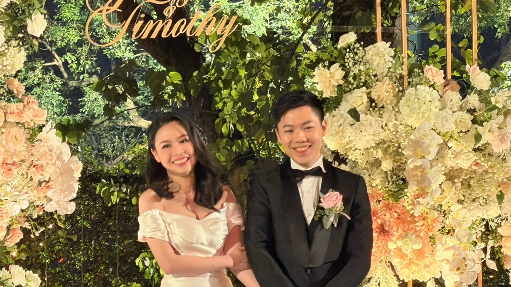 林婷婷與丈夫李天耀在戶外草坪舉行婚禮，場面溫馨。