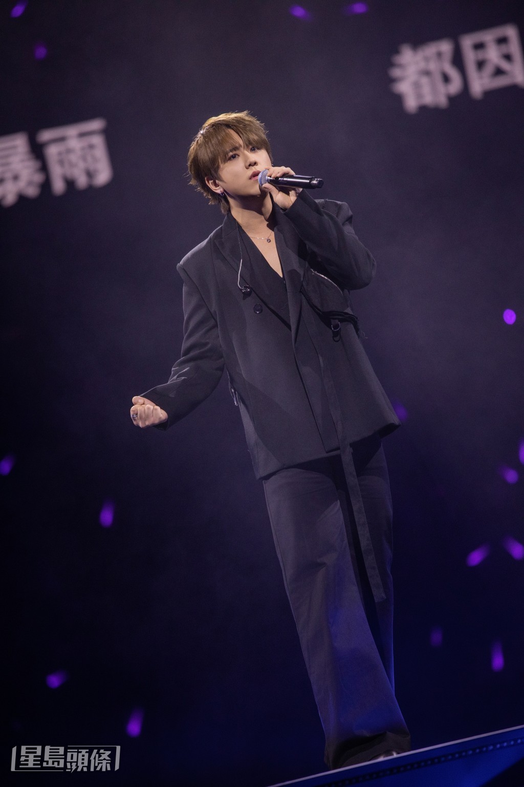 姜濤在台上獨唱張國榮的經典歌曲《追》。