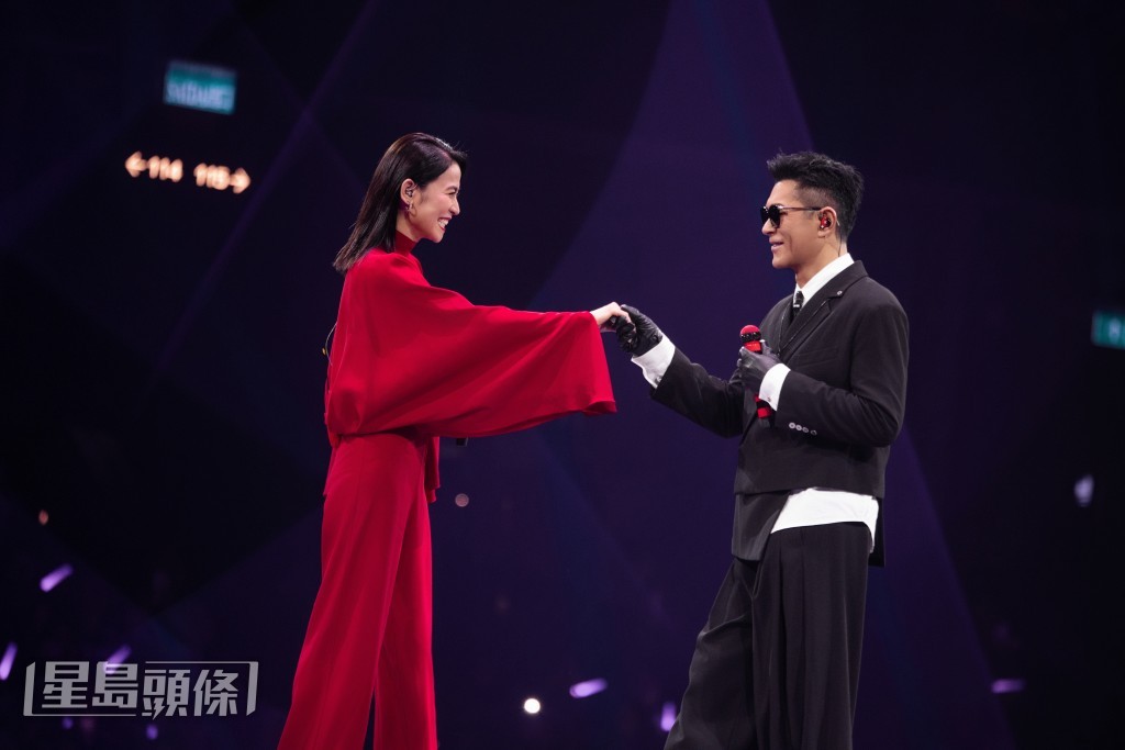 宣萱與古天樂在台上合唱歌曲《無時空之戀》。