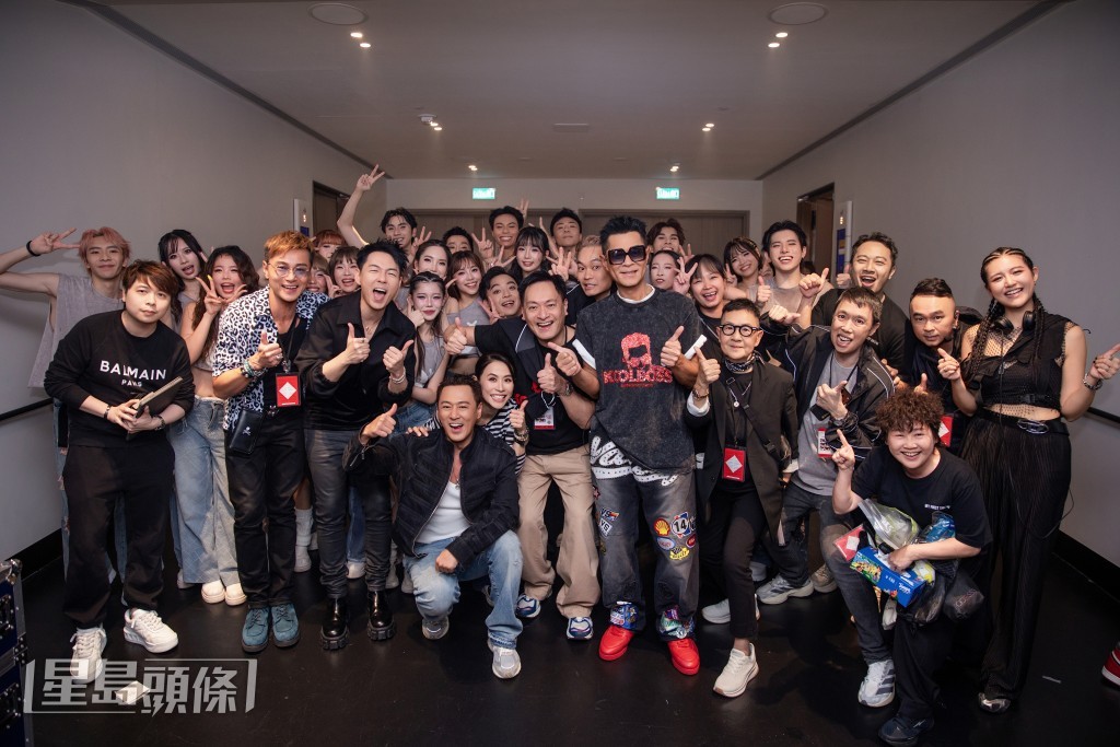 古天樂與所有表演嘉賓及台前幕後工作人員大合照。