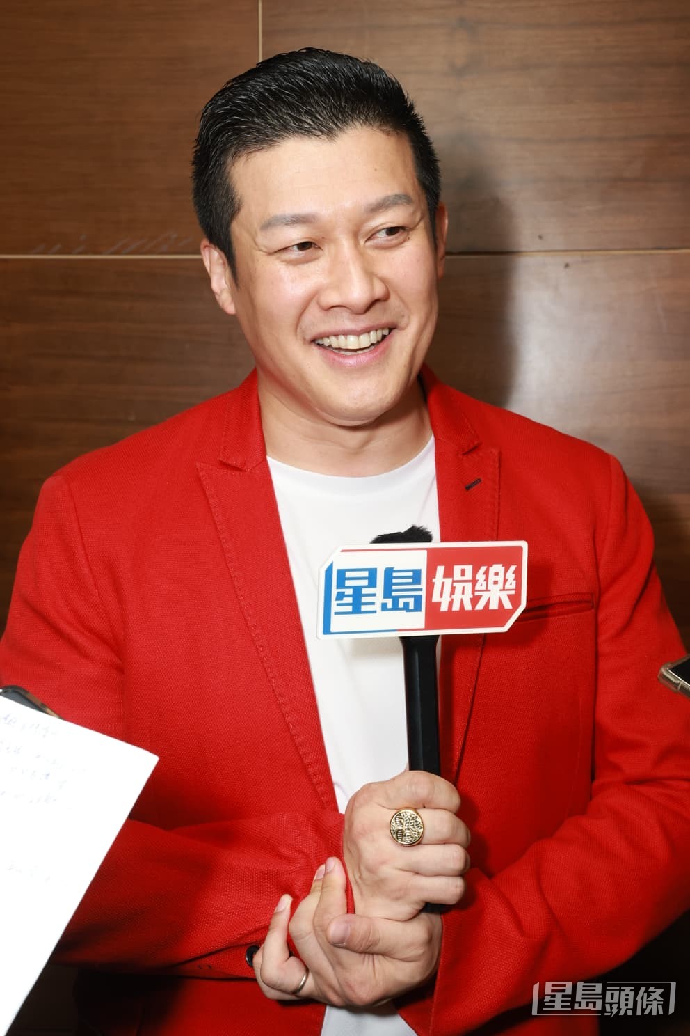 他被指控擔任主持時遲到及欠禮貌等專業操守問題。