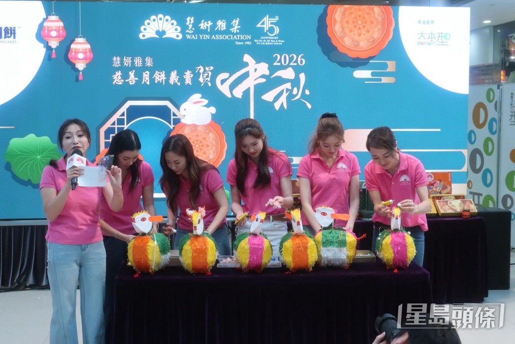 成員們一同製作中秋兔燈。
