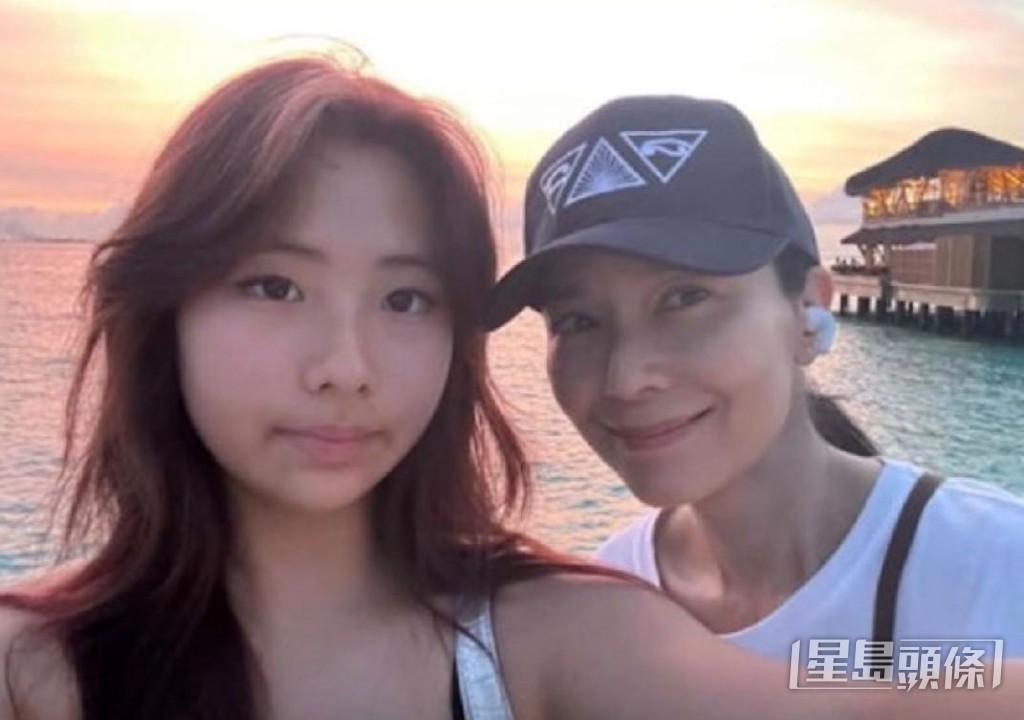郭羡妮笑言常要向女兒朱家愛借用化妝品。