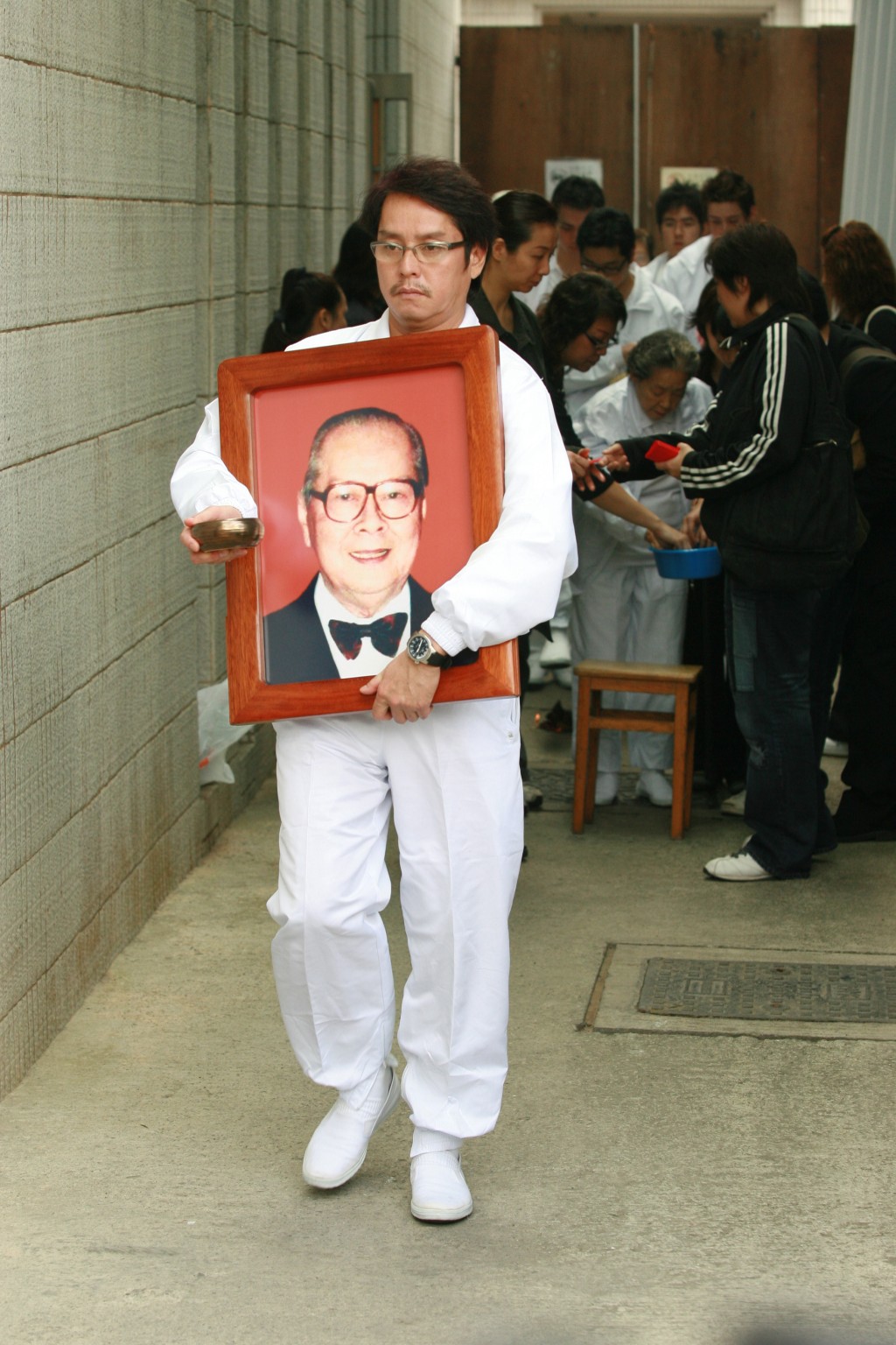 2006年譚詠麟父親譚江柏去世,訃聞上出現了Wendy及譚曉風的名字,令這段關係曝光。