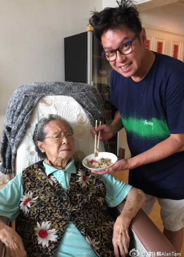 譚詠麟是出名的孝順仔,早年曾分享親自餵母親進食的照片。