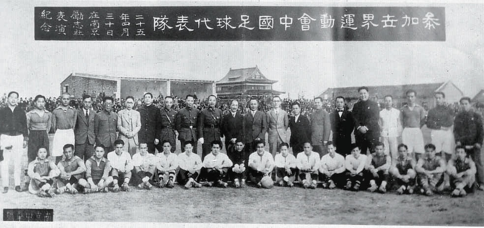 譚詠麟父親與曾志偉父親曾啟榮不僅是球友,也曾同是前中華民國男子足球代表隊的主力隊員。