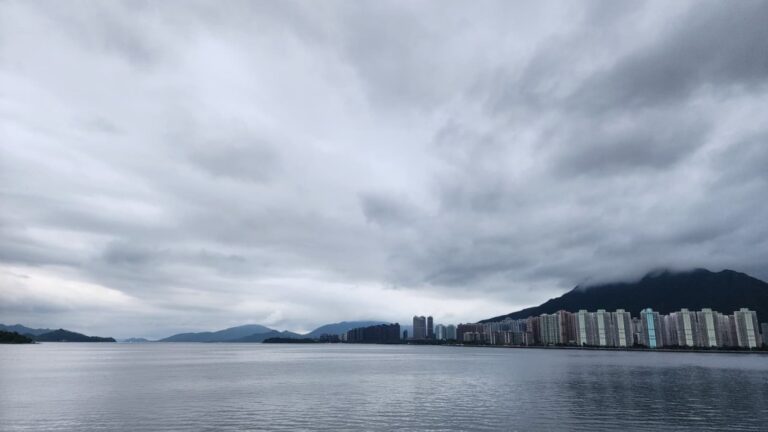天文台預測今日大致多雲有雨 部分地區雨勢較大及有雷暴