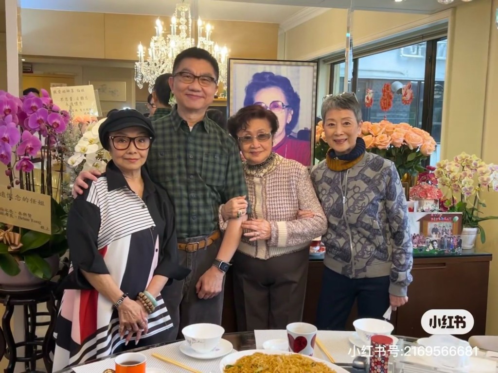 每年任劍輝忌日,白雪仙(右二)會在家中設宴,與親友一同紀念摯友。