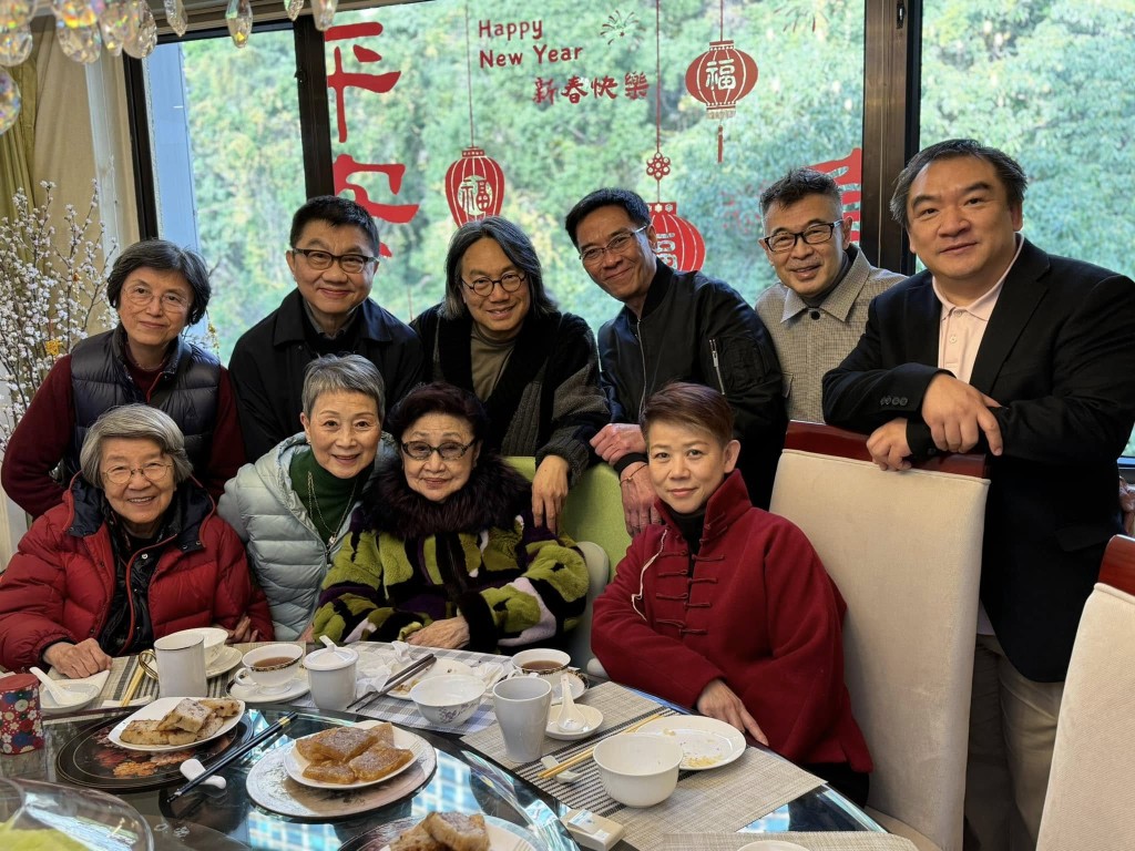不少親友會到白雪仙家中相聚。