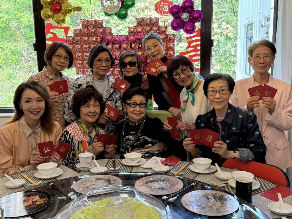 白雪仙97歲生日時,徒弟們上門為她慶祝,近年她在合照中多安坐席上。