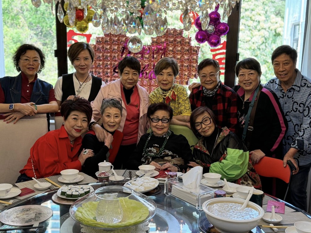 徒弟們上門為白雪仙慶祝97歲生辰。