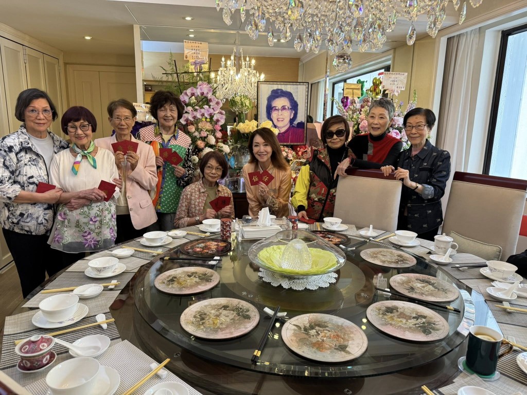 白雪仙的徒弟們到其家中為她慶賀97歲生日。