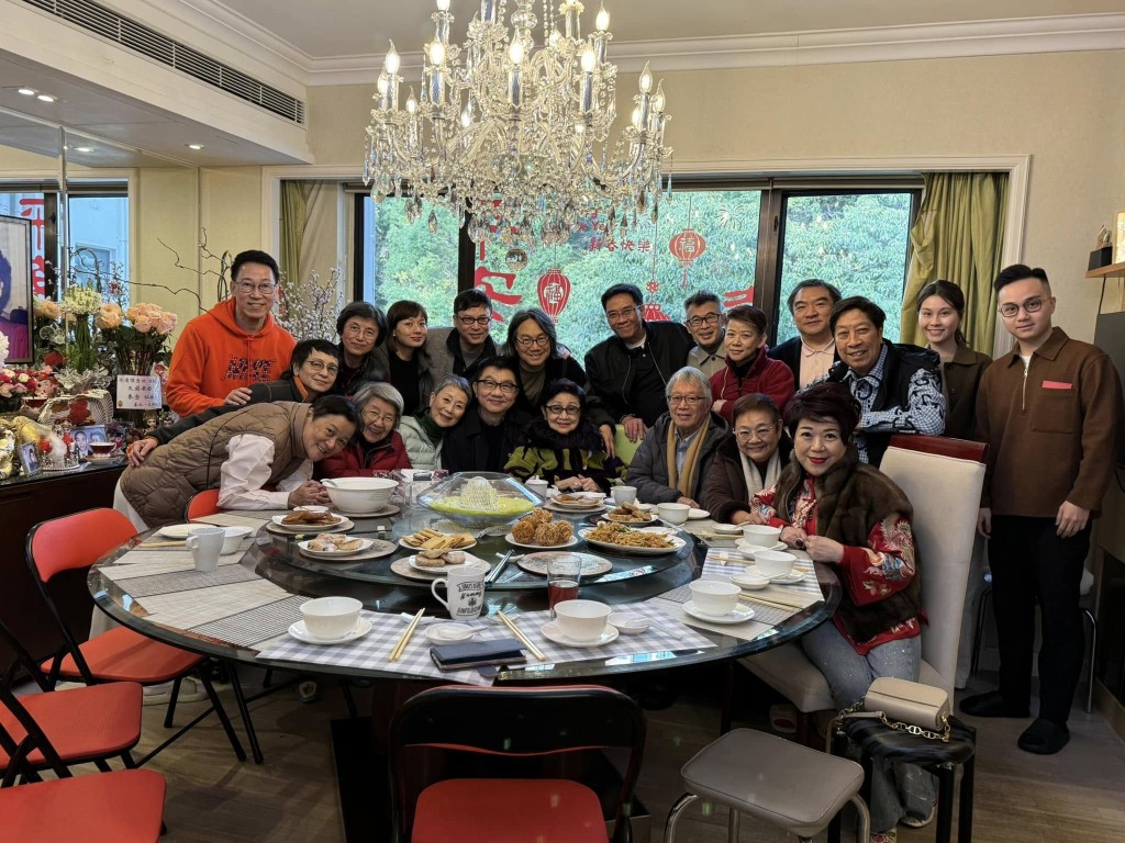 在傳統節日期間,白雪仙家中總是賓客盈門,非常熱鬧。