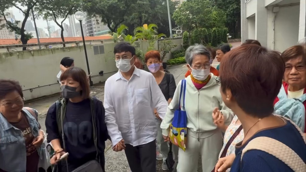 陳寶珠在街上遇到大批影迷。