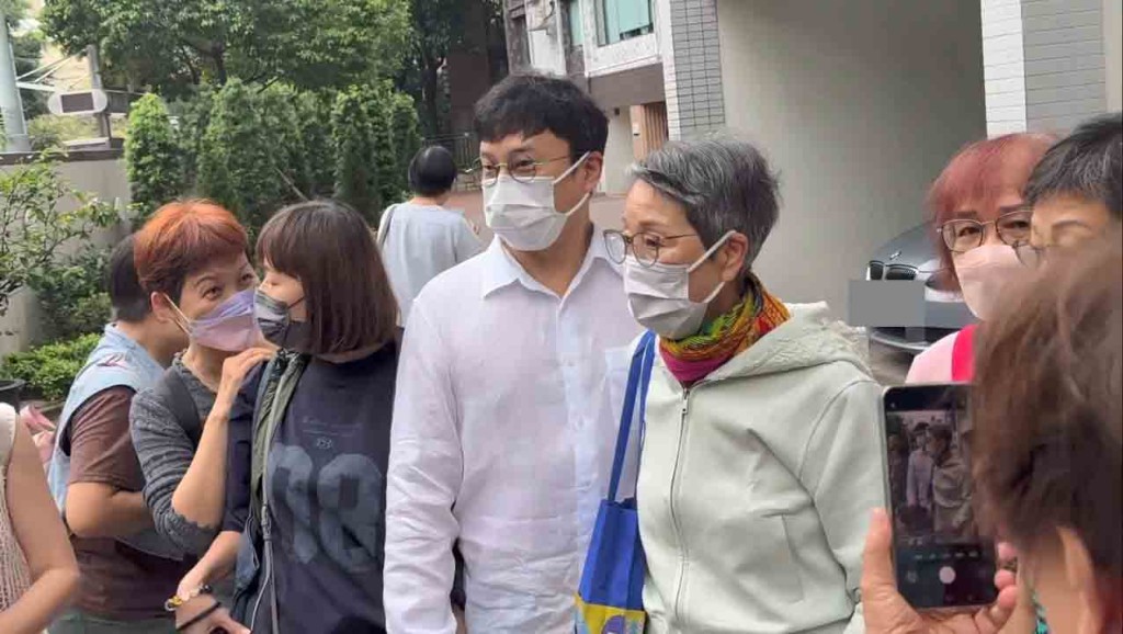 陳寶珠與兒子楊天經一同現身。