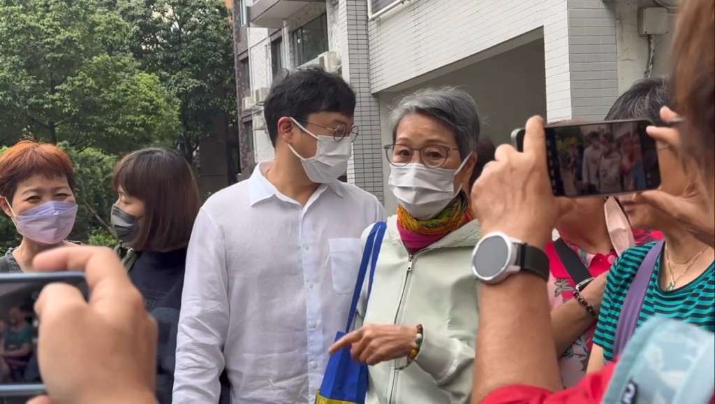 陳寶珠與影迷交談。
