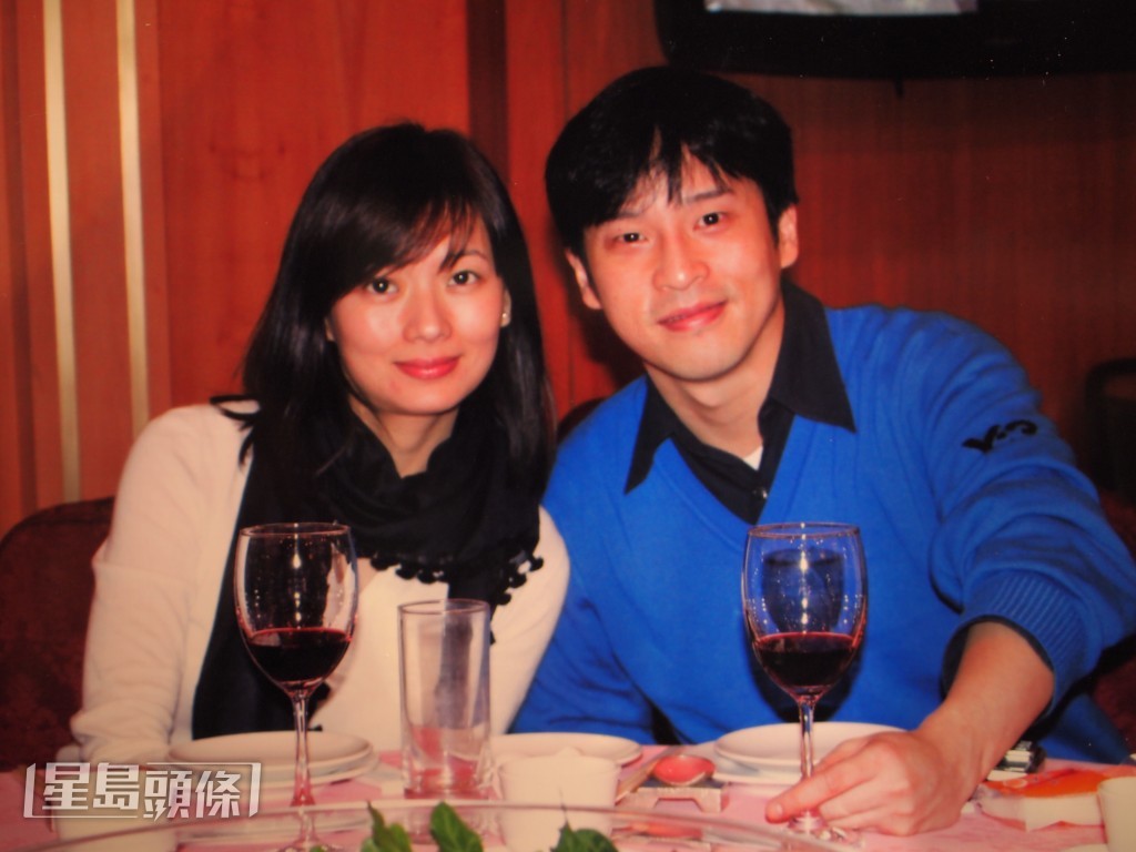 吳文珊(左)原本從事酒店業,自2016年在楊天經自組劇團製作的舞台劇《七十二家房客 - 明日麗劏》中演出後,便展開了她的演藝生涯。