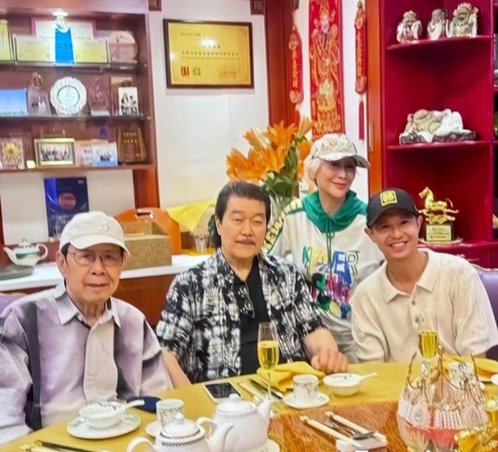 陳曼娜透露兒子Allen(右一)一家從美國返港度假。