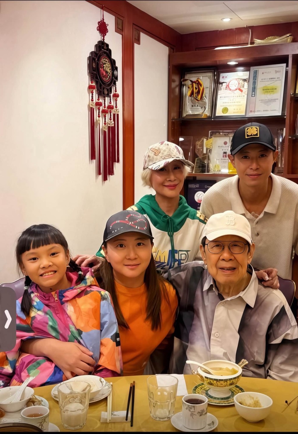 陳曼娜與兒子Allen愉快相聚,享受天倫之樂。