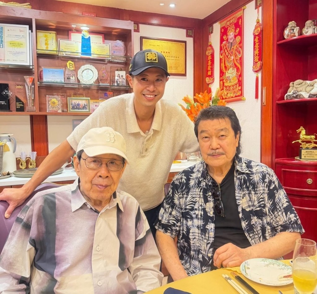 陳曼娜的兒子Allen與胡楓、黃錦燊合影。