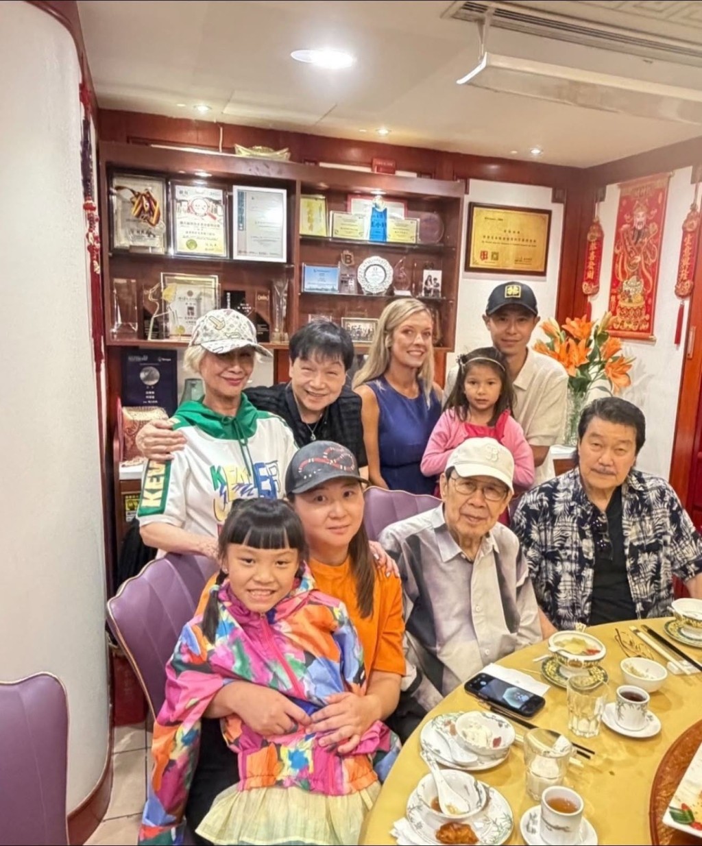 陳曼娜帶同兒子一家出席圈中人的聚會。
