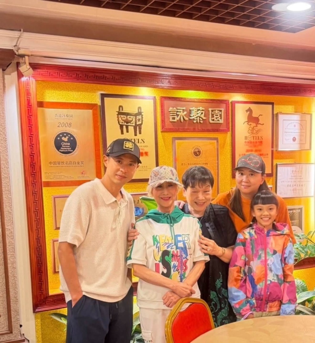 陳曼娜的兒子(左)樣貌十分年輕。