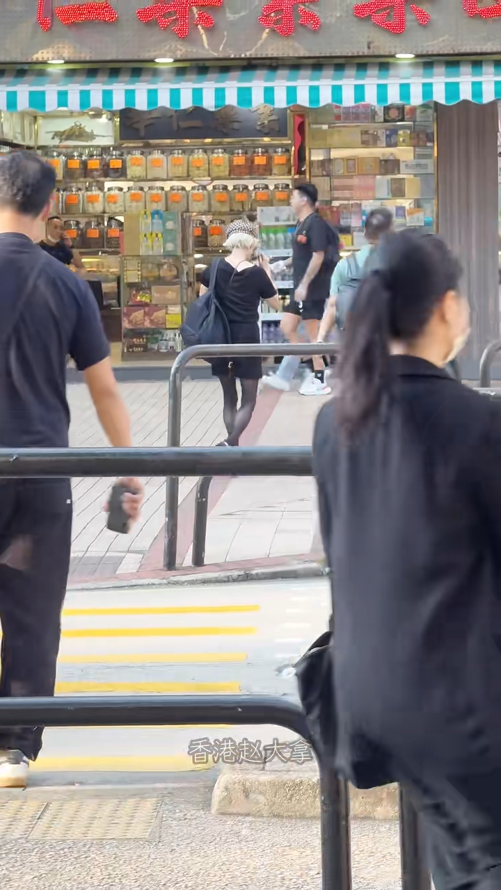 其他網民留言表示:「這身材保持得很好,我要是七十多有這身體都開心死了」、「彷彿見到鄭秀文將來的美態」。